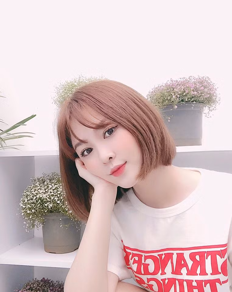 Ribi Sachi không chỉ gây ấn tượng bởi nhan sắc trẻ trung baby cute mà còn ấn tượng với mái tóc màu hạt dẻ được cắt ngang vai.