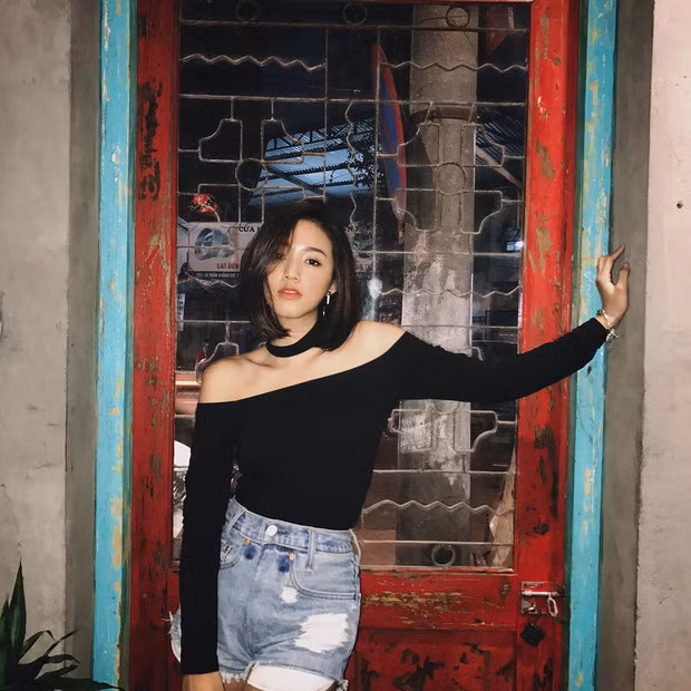 Salim cũng vừa tạm biệt mái tóc dài đã gắn bó rất nhiều năm để làm bạn với tóc bob trẻ trung. Lần đầu cắt tóc ngắn, thay vì để tóc bob đuôi bằng an toàn như nhiều người, nàng hot girl Hà thành lại chọn kiểu tóc bob tỉa nhọn cực kỳ phá cách.