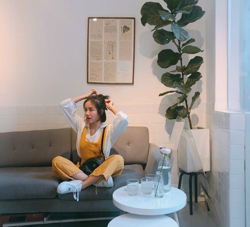 Là một trong những hot girl 9X đời đầu nhưng Phương Ly lại sở hữu gương mặt trẻ trung chẳng kém cạnh các hot girl đàn em.