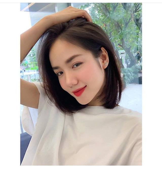 Mái tóc ngắn càng khiến cô nàng trở nên trẻ trung hơn rất nhiều. Dù là thả, buộc túm nửa đầu hay uốn xoăn thì gái xinh gốc Thanh Hóa đều "cân đẹp".