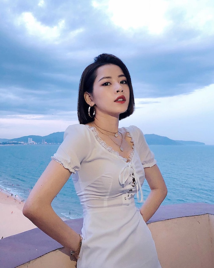 Trước đó, Chi Pu từng gây ấn tượng với mái tóc ngắn uốn dập và phong cách vintage – retro nhìn đúng chất tiểu thư thập niên 90 xinh đẹp.