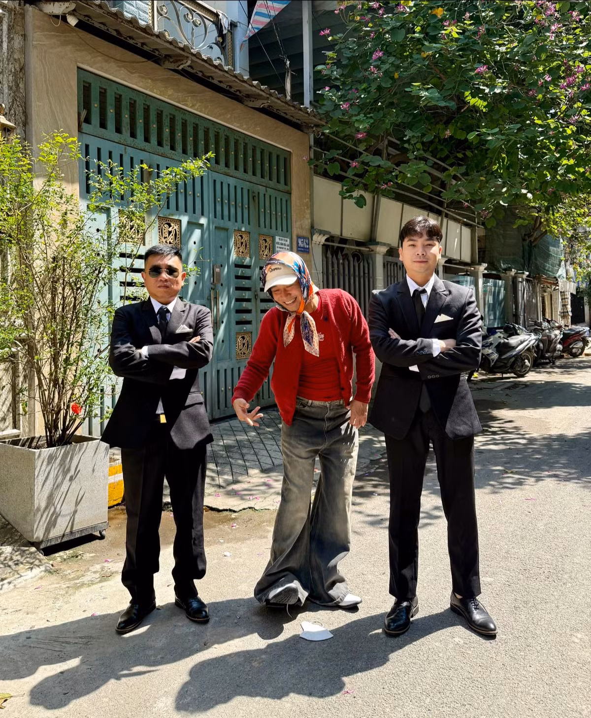 Chính những màn đu trend thời trang của Quang Linh Vlogs thời gian gần đây khiến cho nhiều fan càng thêm yêu mến anh chàng nhờ sự giản dị và hài hước của chủ tịch.