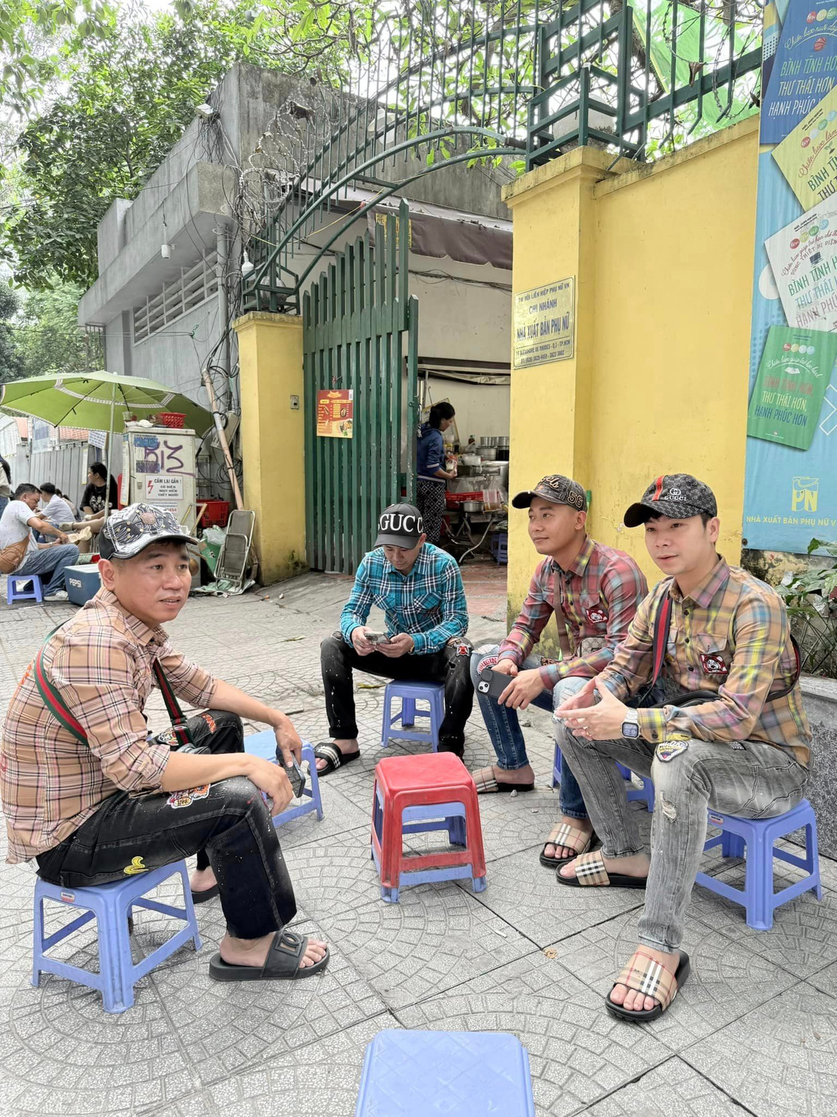 Còn với Quang Linh Vlogs, anh chàng thường xuyên nhá hàng và không ngại dìm hàng bản thân bằng việc diện trang phục "boy phố", hay cosplay theo outfit "bà thím" của G-Dragon.