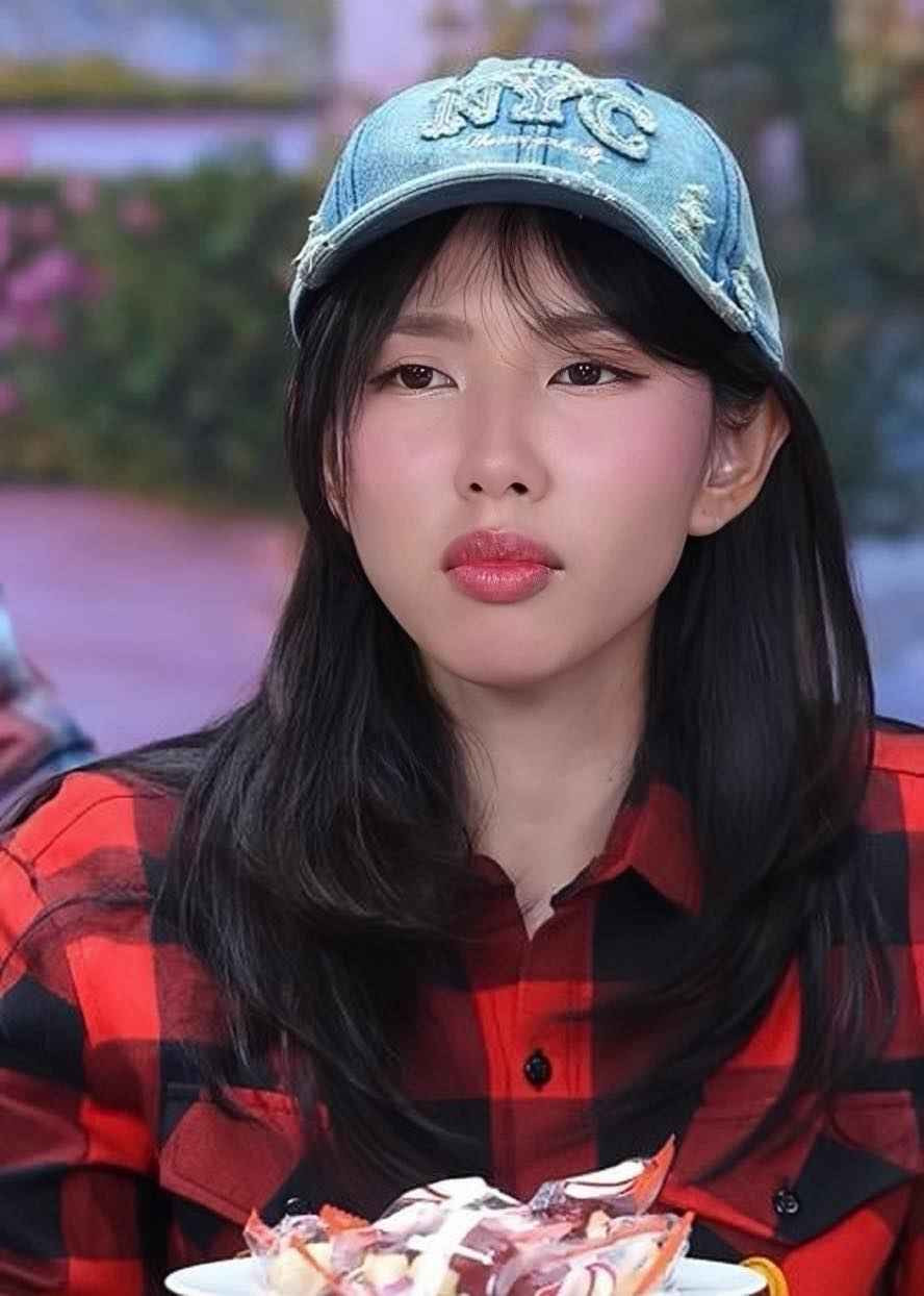 Đây cũng là lần đầu tiên Hoa hậu Thuỳ Tiên xuất hiện chung trong phiên megalive của Quang Linh Vlogs.