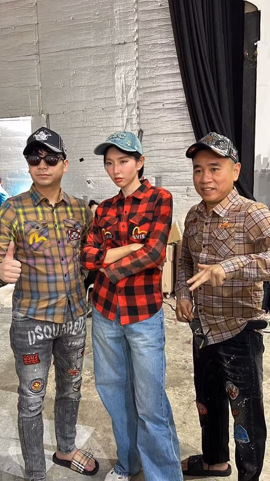 Thuỳ Tiên hoà nhập luôn với team Châu Phi của Quang Linh Vlogs.