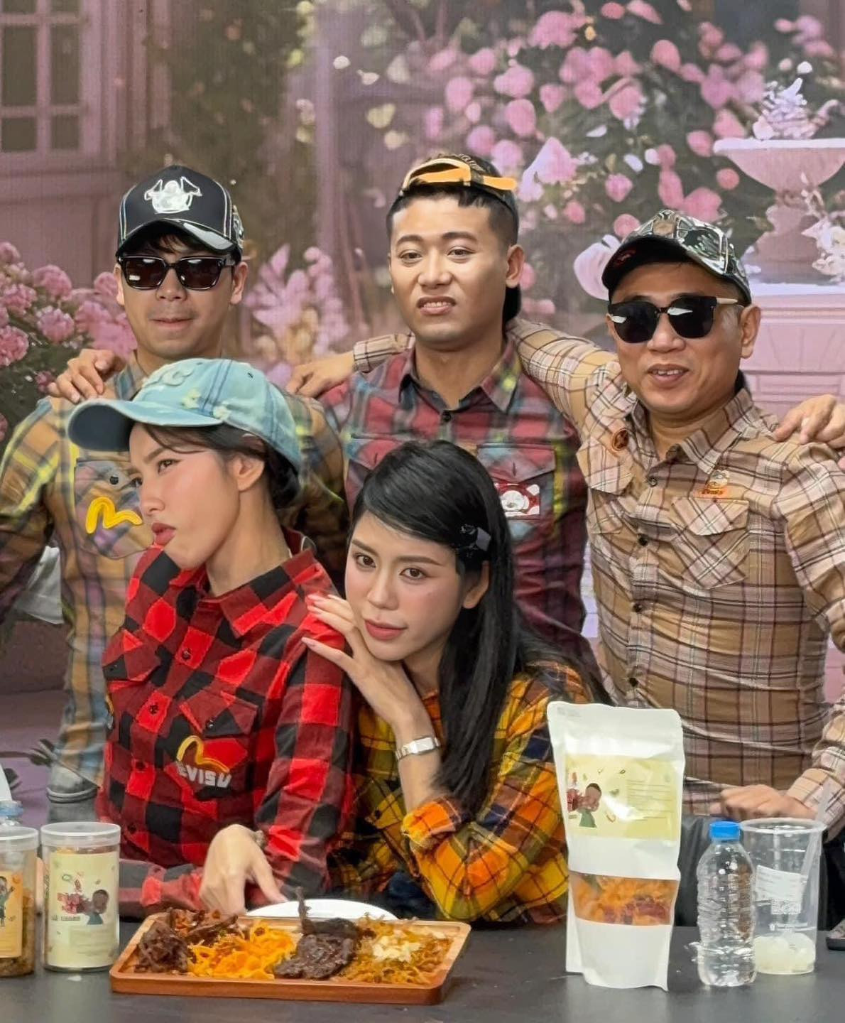 Điều này khiến fan của cặp đôi vô cùng thích thú và đều bình luận hài hước rằng Hoa hậu Thuỳ Tiên bị Quang Linh "chiều hư" mất rồi.