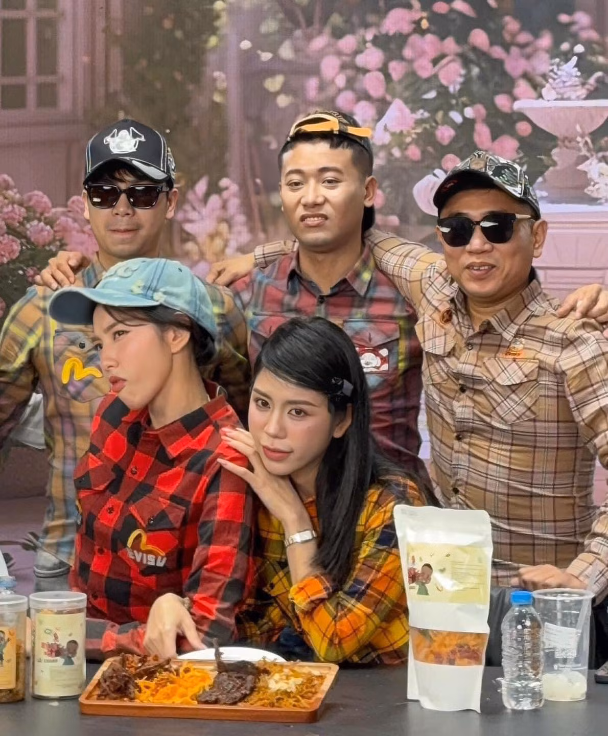 Điều này khiến fan của cặp đôi vô cùng thích thú và đều bình luận hài hước rằng Hoa hậu Thuỳ Tiên bị Quang Linh "chiều hư" mất rồi.