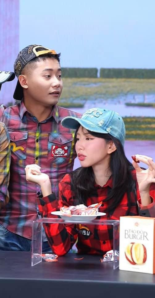 Dù diện trang phục "boy phố" song vẫn không dìm được nhan sắc của Hoa hậu Thuỳ Tiên.