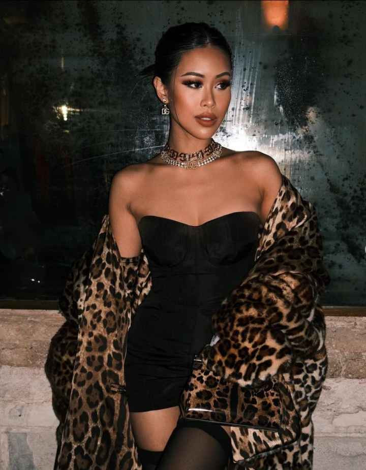 Lần xuất hiện này tại show của Burberry, Tiên Nguyễn chọn set đồ thời thượng mang hơi hướng tối giản.