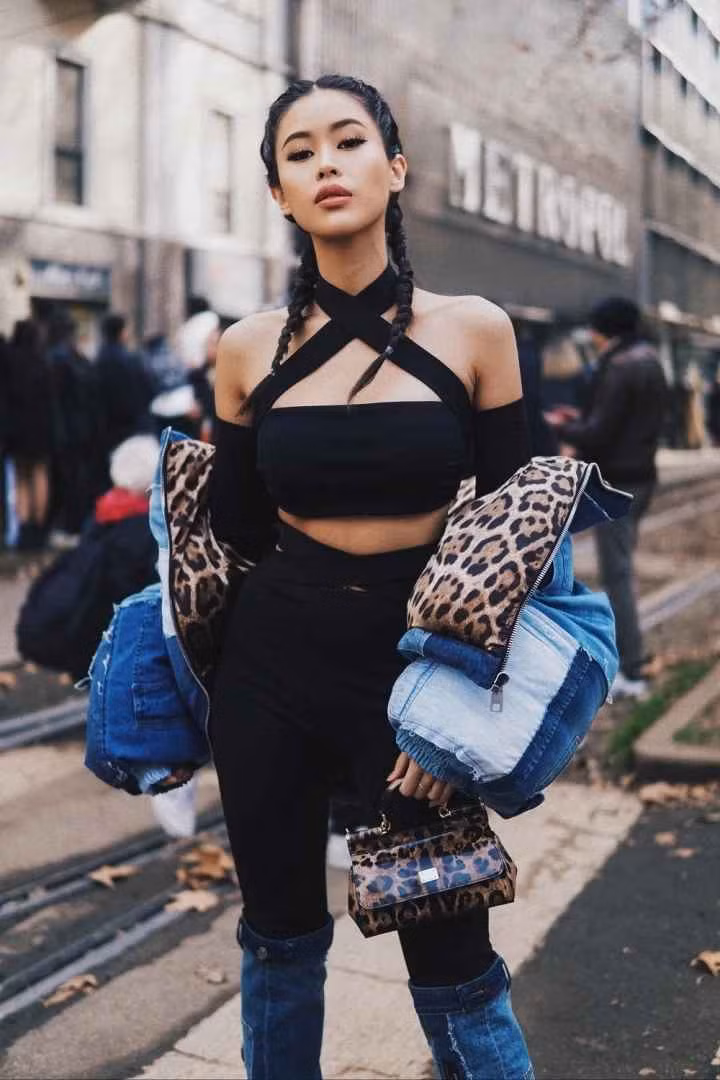 Trước đó, trong tiệc tối của nhà mốt Ý, em chồng Tăng Thanh Hà diện set đen xuyên thấu vô cùng quyến rũ.