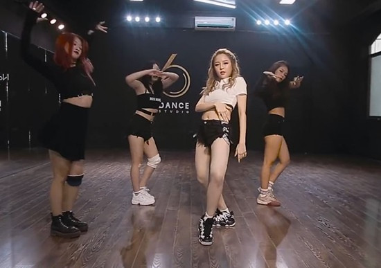 Trâm Anh thu hút dân tình với khoảnh khắc nhún nhảy theo nhạc, khoác trên mình chiếc áo ngắn cũn cùng quần thể thao khỏe khoắn.