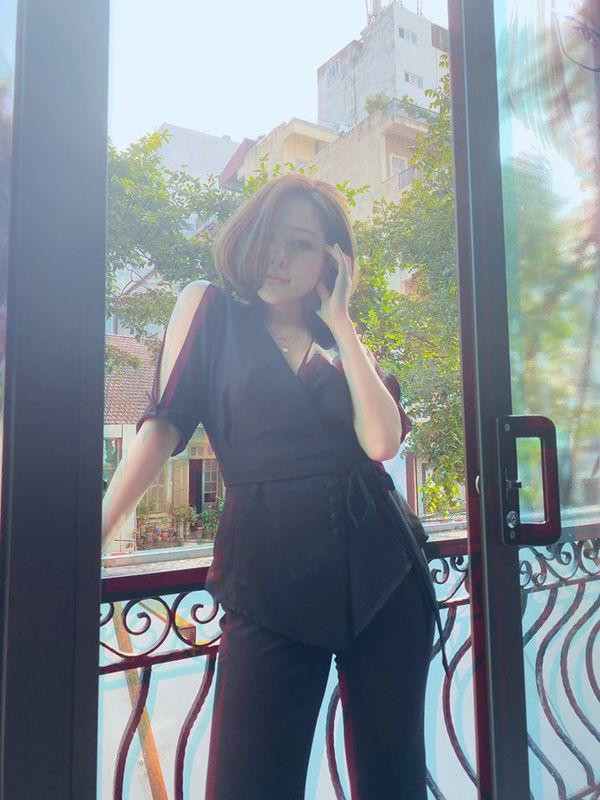 Cụ thể, trên 1 diễn đàn tập, nickname L.A.M bình luận: "Các mẹ sân si quá làm gì, ai chẳng có quá khứ. Trâm Anh cũng vậy, cô ta có sai lầm nhưng biết sửa là tốt. Tại sao cứ phải cộp mác gái hư, gái ngoan qua trang phục".