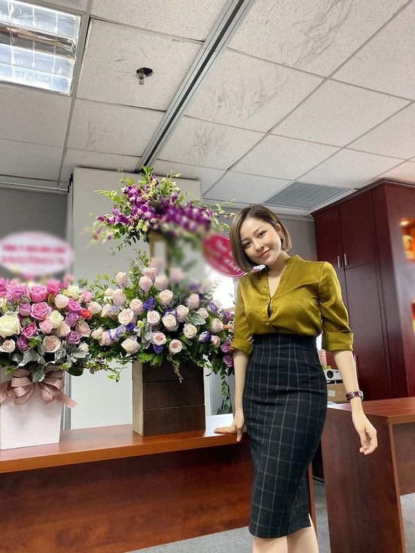 Trái ngược với ý kiến của L.A.M là P.A.N bình luận: "Không biết mọi người sao nhưng tôi thấy Trâm Anh cứ kín đáo là quyến rũ rồi. Chứ như mấy cái clip ưỡn ẹo nhảy nhảy vừa rồi thấy chướng mắt lắm. Ok! đó là quyền của chủ nhân nhưng đây là quan điểm cá nhân của tôi".