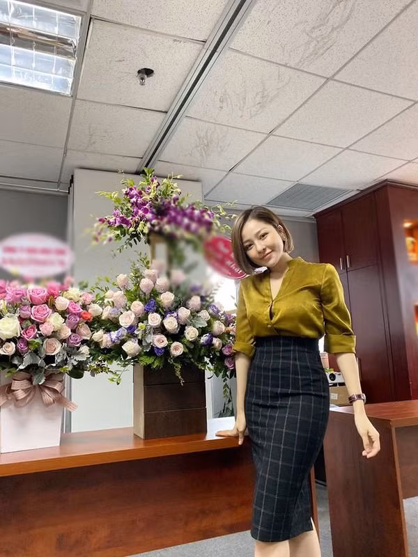 Trái ngược với ý kiến của L.A.M là P.A.N bình luận: "Không biết mọi người sao nhưng tôi thấy Trâm Anh cứ kín đáo là quyến rũ rồi. Chứ như mấy cái clip ưỡn ẹo nhảy nhảy vừa rồi thấy chướng mắt lắm. Ok! đó là quyền của chủ nhân nhưng đây là quan điểm cá nhân của tôi".