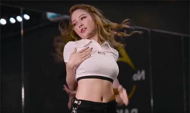 Chứng kiến việc quay trở lại với phong cách "cũn cởn" của Trâm Anh, nhiều dân mạng đặt ra câu hỏi: "Liệu hot girl từng dính scandal lộ clip nóng này đang muốn quay trở lại với hình tượng quyến rũ như ngày nào?".