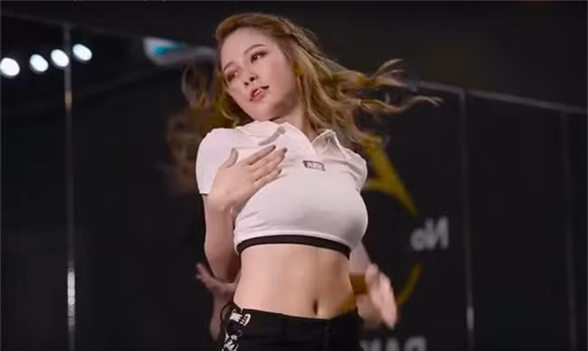 Chứng kiến việc quay trở lại với phong cách "cũn cởn" của Trâm Anh, nhiều dân mạng đặt ra câu hỏi: "Liệu hot girl từng dính scandal lộ clip nóng này đang muốn quay trở lại với hình tượng quyến rũ như ngày nào?".