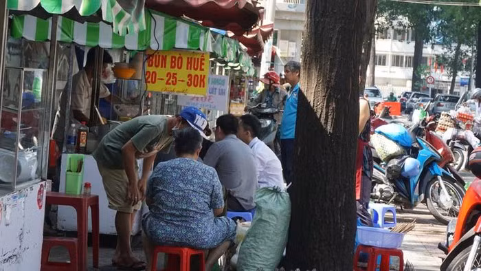 Bên cạnh đó, giá cả hàng hóa tại phố hàng rong cũng rất rẻ, giá thức ăn dao động từ 15.000 - 40.000 đồng/suất, nước uống dao động từ 5.000 - 20.000 đồng.