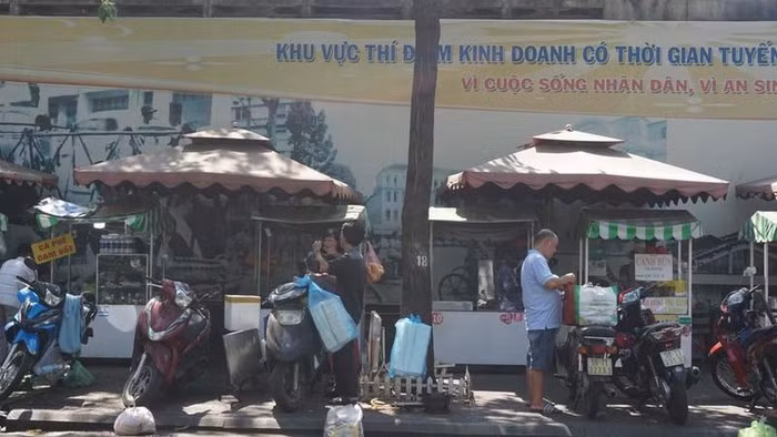 Bên cạnh đó, giá cả hàng hóa tại phố hàng rong cũng rất rẻ, giá thức ăn dao động từ 15.000 - 40.000 đồng/suất, nước uống dao động từ 5.000 - 20.000 đồng. (Phố hàng rong Nguyễn Văn Chiêm hoạt động từ 6 giờ đến 9 giờ và từ 11 giờ đến 14 giờ)