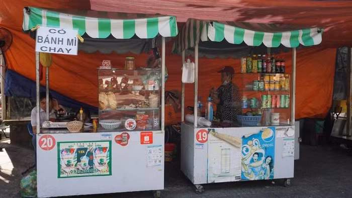 Còn một số hộ khác đã dọn hàng sẵn để phục vụ khách hàng.