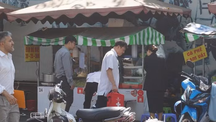 Trò chuyện với anh Lê Thế Vinh, một nhân viên công sở làm trên đường Hai Bà Trưng, anh cho biết việc triển khai thí điểm kinh doanh có thời gian trên tuyến đường Nguyễn Văn Chiêm đã tạo điều kiện cho các hộ dân ổn định cuộc sống, không còn cảnh buôn bán lòng lề đường. Mô hình này vừa đảm bảo an ninh trật tự vừa đảm bảo mỹ quan đô thị.. (Các mặt hàng buôn bán được đa số người dân chế biến sẵn mang đến khu vực thí điểm này để bán)