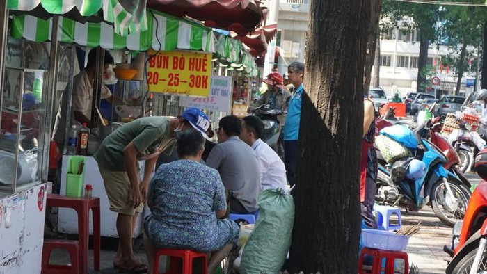 Bên cạnh đó, giá cả hàng hóa tại phố hàng rong cũng rất rẻ, giá thức ăn dao động từ 15.000 - 40.000 đồng/suất, nước uống dao động từ 5.000 - 20.000 đồng.