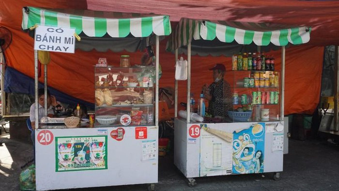 Còn một số hộ khác đã dọn hàng sẵn để phục vụ khách hàng.