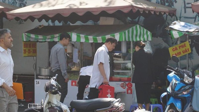 Trò chuyện với anh Lê Thế Vinh, một nhân viên công sở làm trên đường Hai Bà Trưng, anh cho biết việc triển khai thí điểm kinh doanh có thời gian trên tuyến đường Nguyễn Văn Chiêm đã tạo điều kiện cho các hộ dân ổn định cuộc sống, không còn cảnh buôn bán lòng lề đường. Mô hình này vừa đảm bảo an ninh trật tự vừa đảm bảo mỹ quan đô thị.. (Các mặt hàng buôn bán được đa số người dân chế biến sẵn mang đến khu vực thí điểm này để bán)