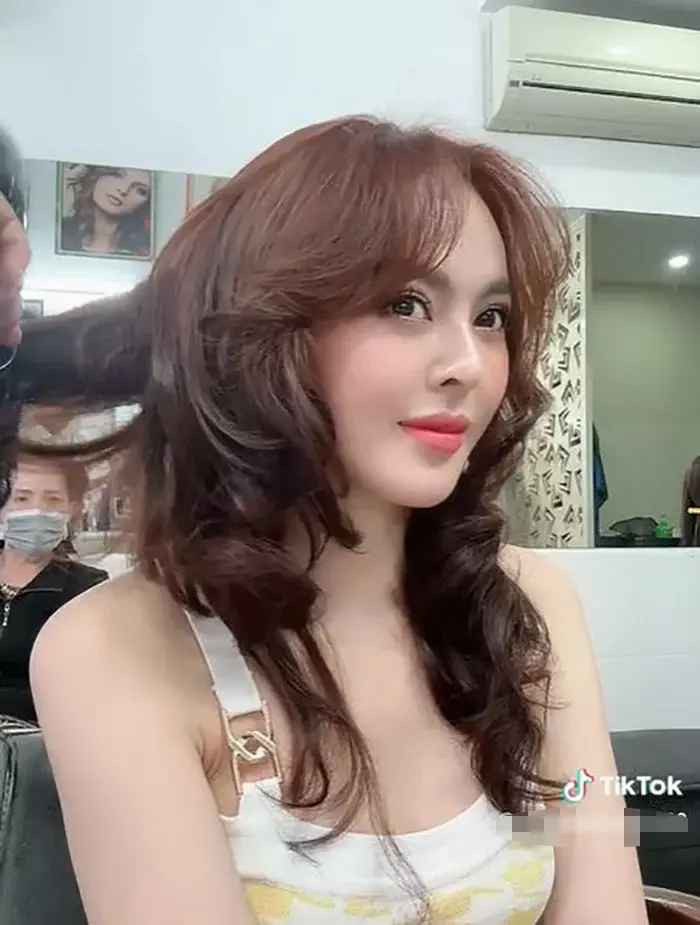 Từ clip cho thấy, trong khi làm đẹp, cô còn liên tục trò chuyện với thợ làm đầu. Kết quả, sau một vài tiếng ngồi chờ, hot girl 9X đã có một diện mạo mới. Và tổng chi phí cho lần làm đẹp này chỉ hết 70k.