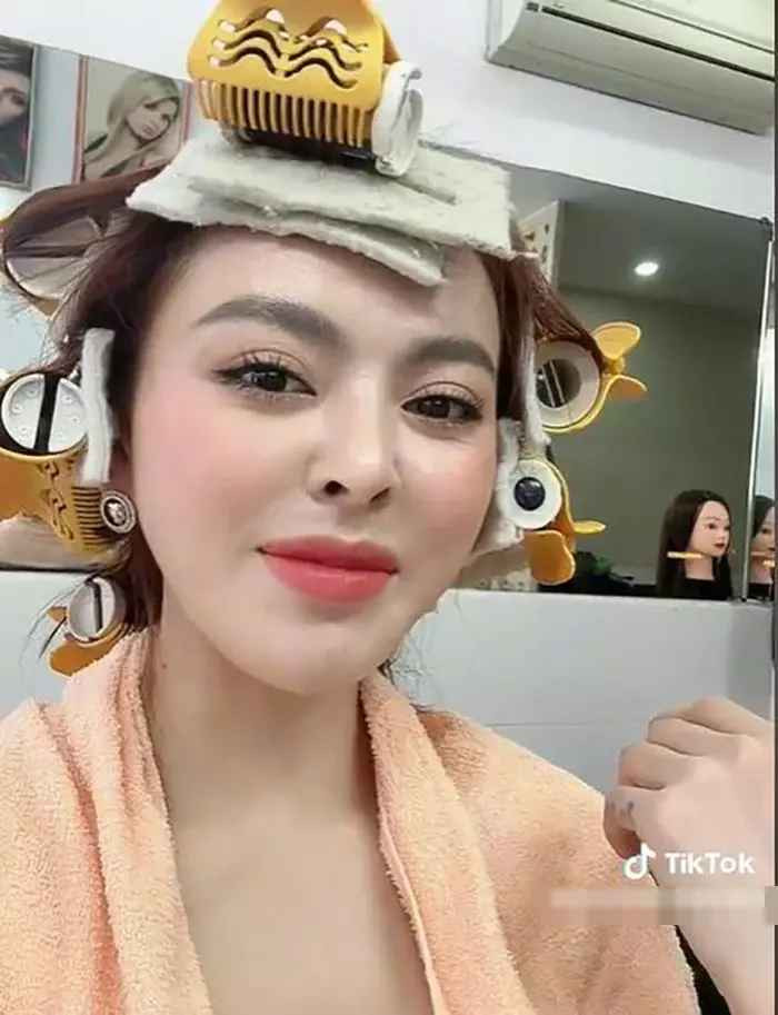 Mới nhất, hot girl bán hàng online khoe khoảnh khắc đi làm tóc tại một tiệm truyền thống ở quê nhà Bến Tre. Bà mẹ một con về đây để thực hiện các công việc thiện nguyện.