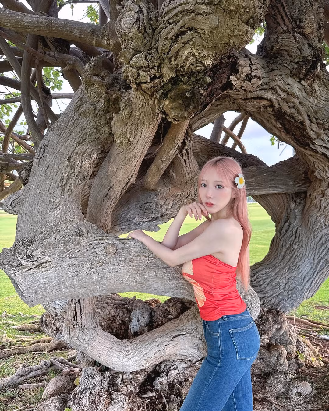 Dù đã tuyên bố giải nghệ vào ngày 1/2, Koyoi Konan vẫn duy trì sức hút mạnh mẽ với phong cách quyến rũ và thần thái cuốn hút.