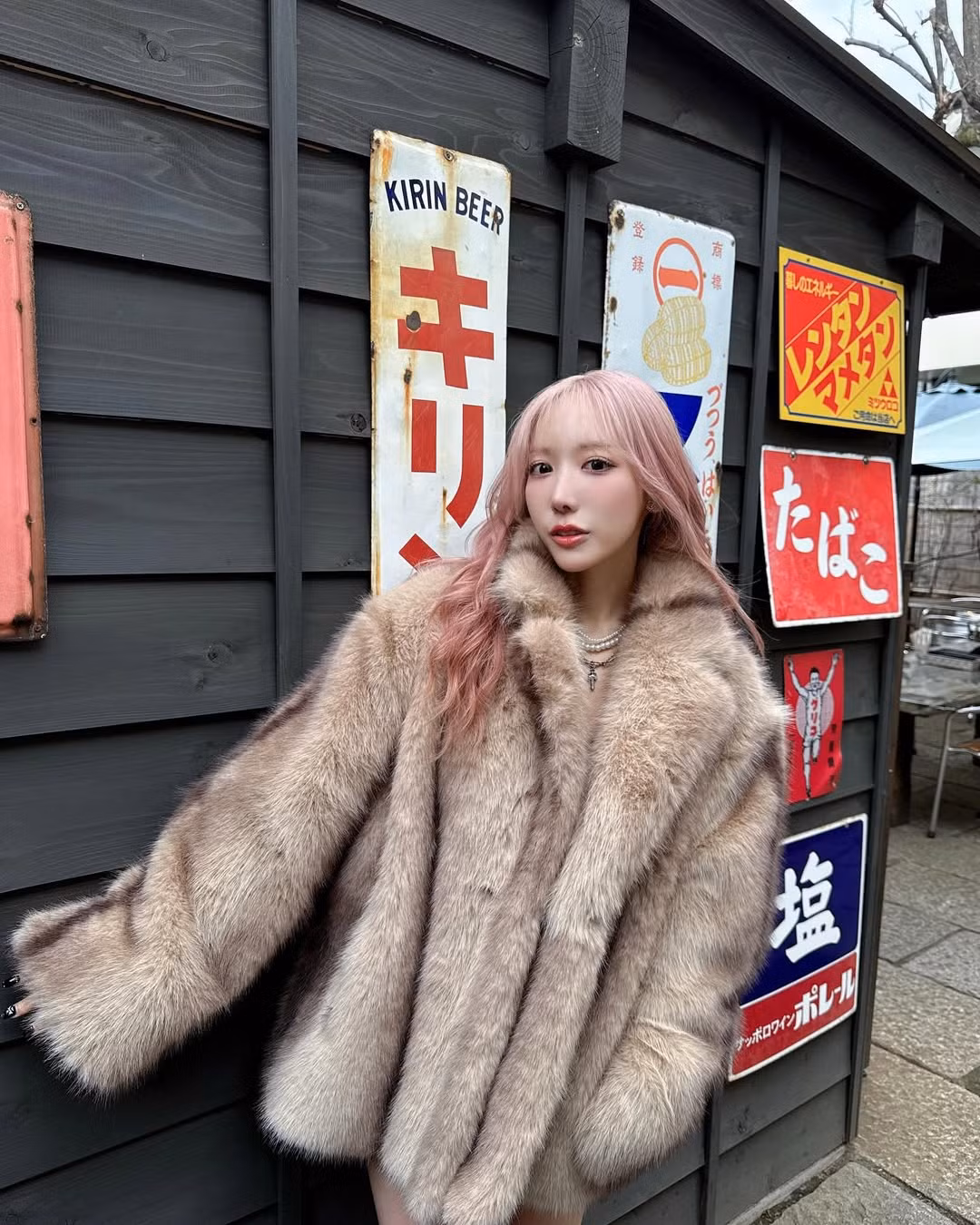 Koyoi Konan thường xuyên chia sẻ những hình ảnh đầy sức sống, khoe khéo đường cong quyến rũ cùng phong cách thời trang đa dạng.