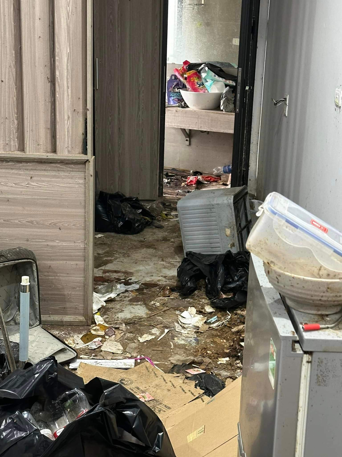 Dưới bài viết, người đăng có để lại dòng trạng thái: "Con gái con nứa 30 tuổi mà ở bẩn như vậy được ư? Bảo sao 2 tuần nay cứ thấy gián bọ bò đầy ngoài hành lang hoá ra cội nguồn từ đây. Nay mở cửa phòng thấy cô lao công khu nhà đang dọn dẹp hỏi ra mới biết chủ nhà mới đuổi con bé đó đi vì ở quá bẩn".