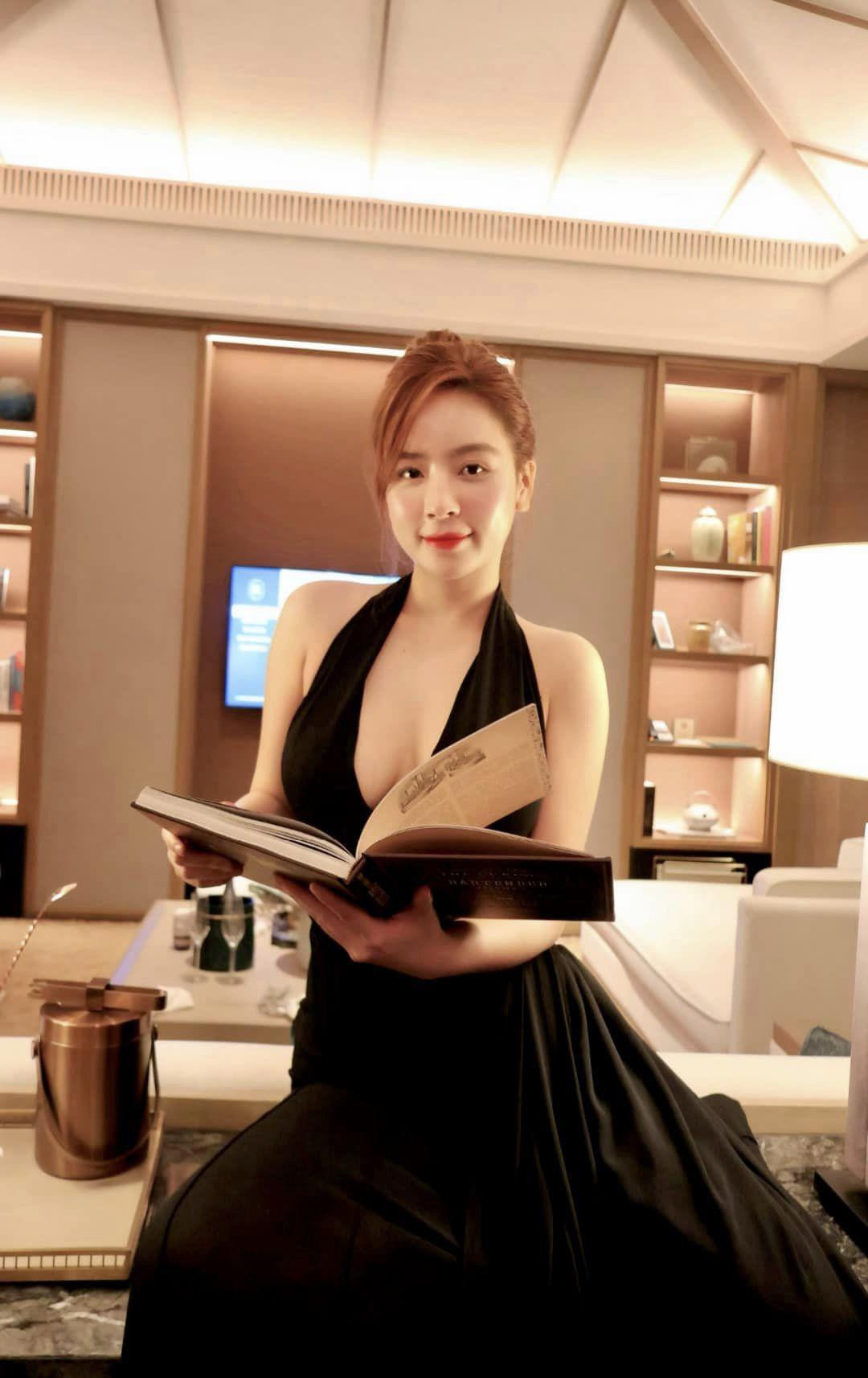 Phương Bora tcọn thiết kế xẻ cổ sâu, kết hợp chi tiết dây đan nửa kín nửa hở, làm tăng vẻ gợi cảm nhưng ở trong chừng mực.