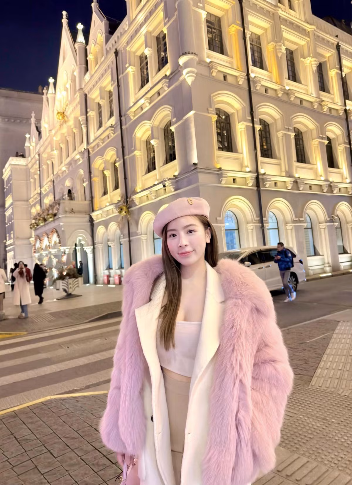 Sở hữu body đẹp, làn da trắng cô tự tin diện những thiết kế tôn vẻ đẹp hình thể gợi cảm, quyến rũ. Phương Bora cũng không ngừng cập nhật nhiều xu hướng thời trang mới, hàng hiệu, miễn là phù hợp với hoàn cảnh và tôn được vóc dáng.