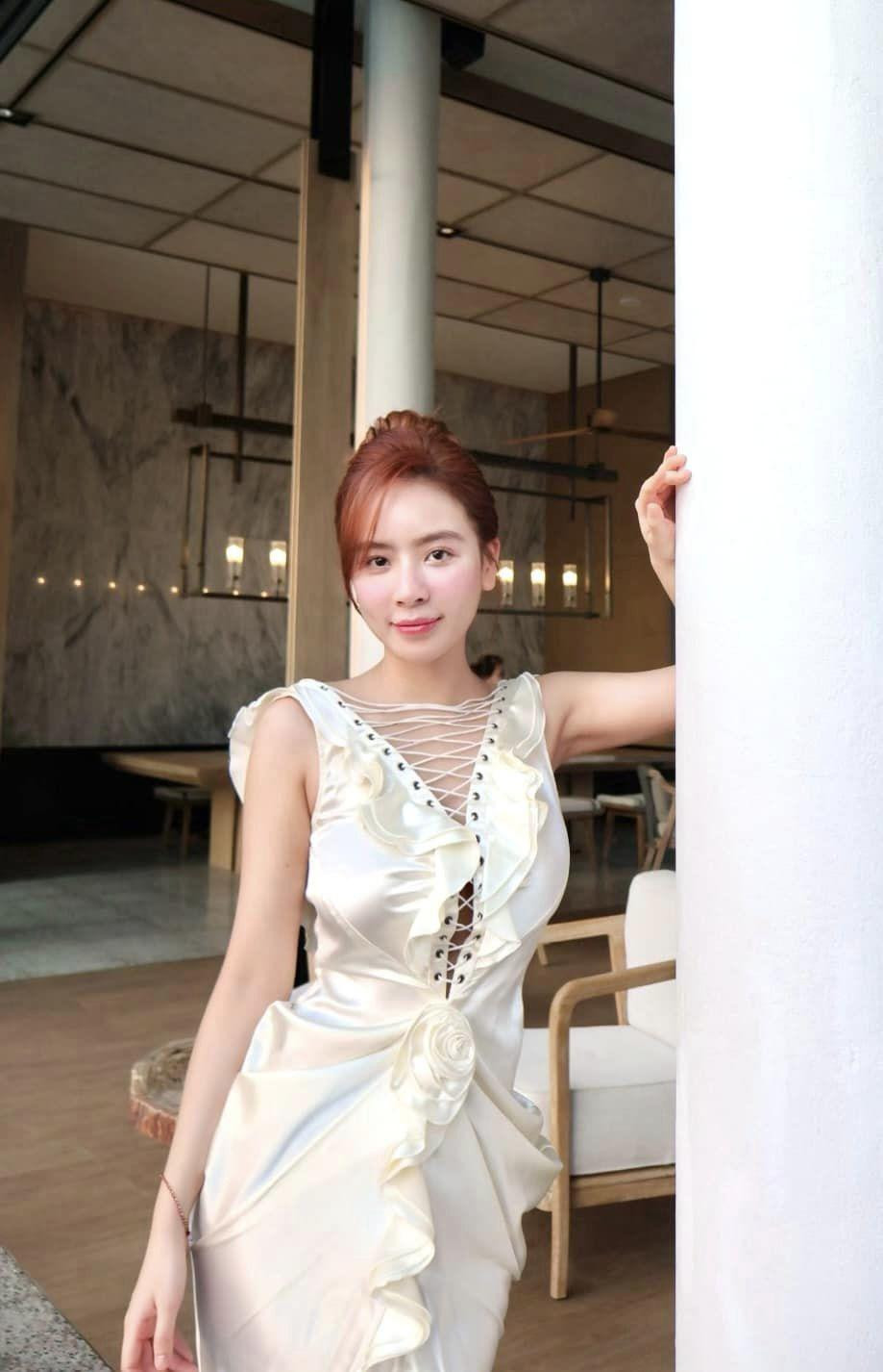 Chi tiết vải xuyên thấu ở phần dưới của váy giúp tổng thể trang phục trông bắt mắt hơn. Người đẹp hoàn thiện vẻ ngoài của mình bằng kiểu tóc búi cao cùng tông trang điểm nhẹ nhàng.