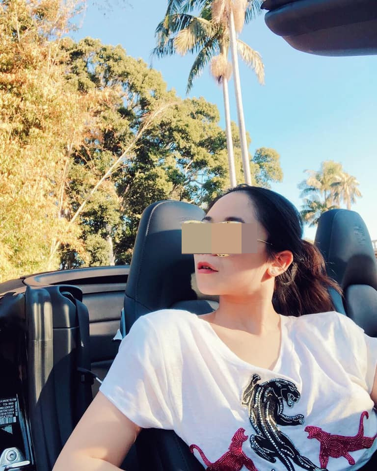 Cũng theo thông tin có được, chị gái tên là Nga của Hồng Nhung hiện cũng đã có kết quả xét nghiệm dương tính với COVID-19 và đang được điều trị cách ly tại ngước ngoài. Xem thêm clip: Cách ly cô gái khai báo không trung thực để được nhập cảnh | VTC14 - Nguồn: Youtube