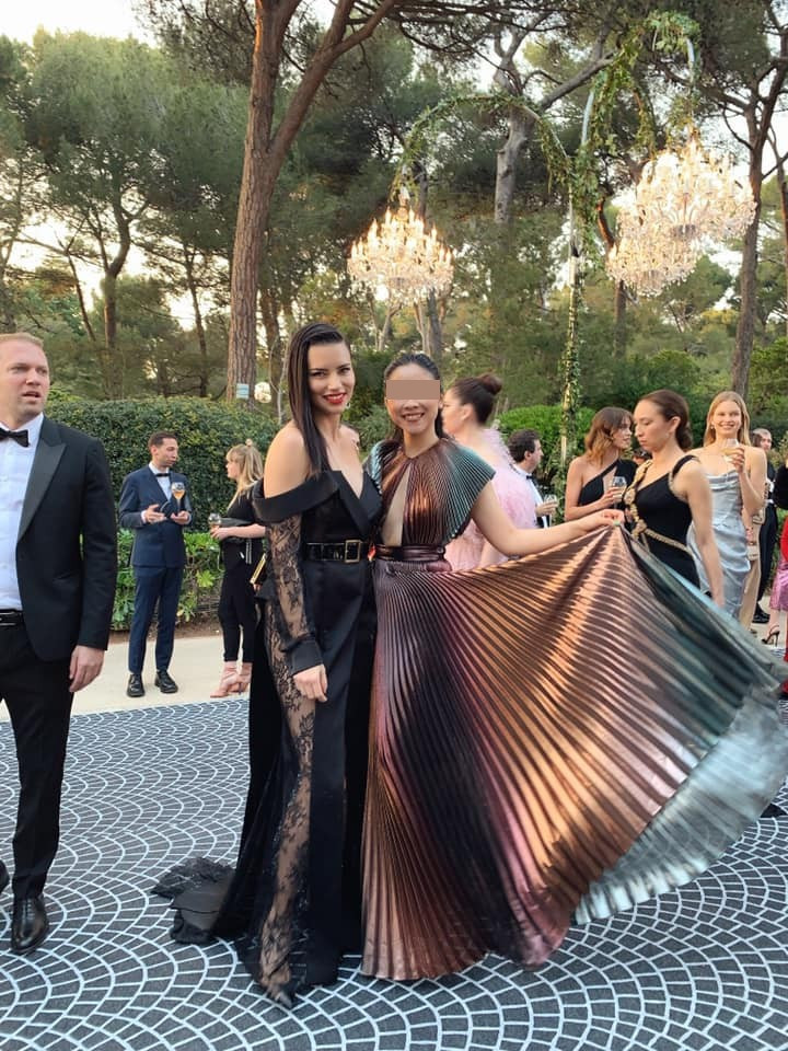 Cô nàng có gu thời trang khá đẹp và không ít lần xuất hiện trong những sự kiện giải trí sang chảnh.