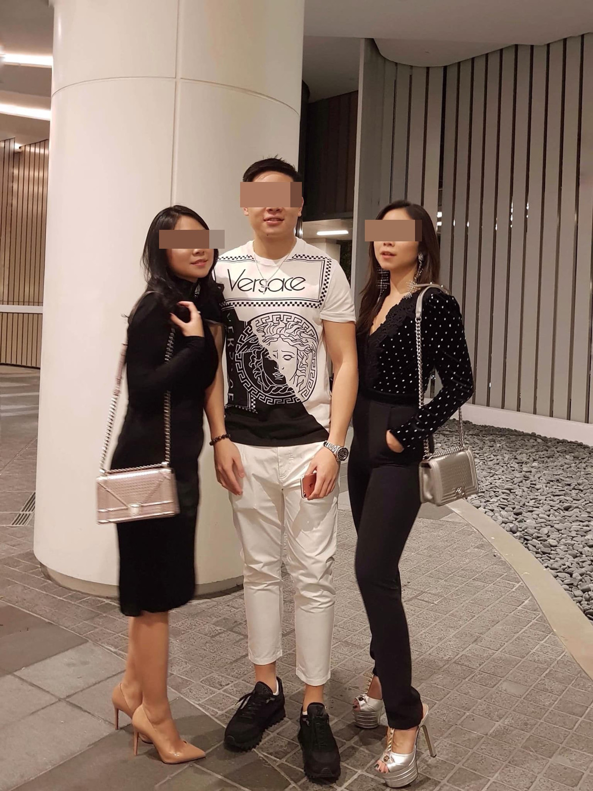 Gia đình có điều kiện nên cuộc sống của Hồng Nhung khá xa xỉ với những chuyến du lịch và dễ dàng gặp gỡ những người nổi tiếng trên thế giới.