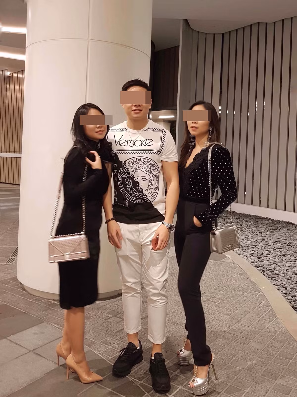 Gia đình có điều kiện nên cuộc sống của Hồng Nhung khá xa xỉ với những chuyến du lịch và dễ dàng gặp gỡ những người nổi tiếng trên thế giới.