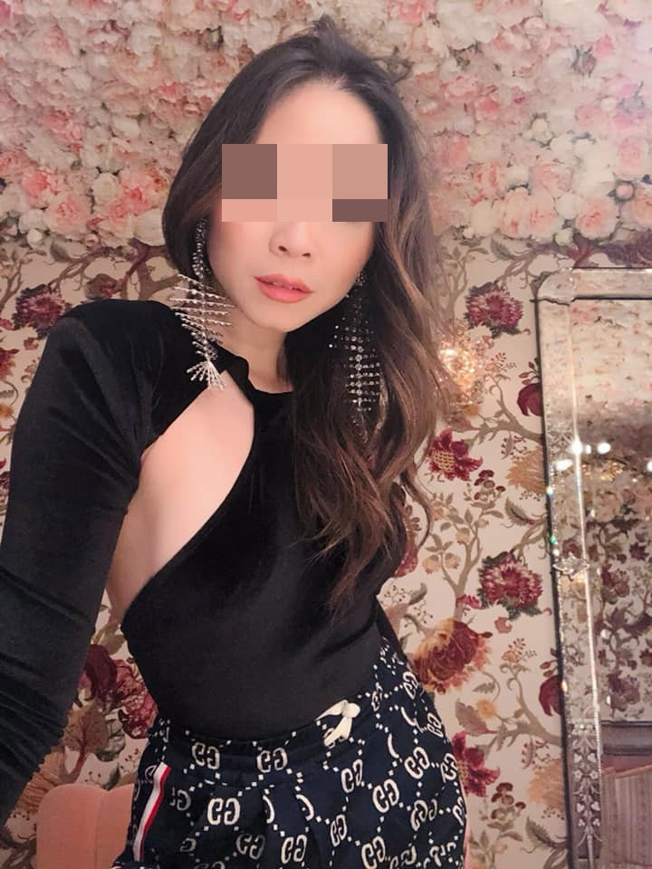 Về nhân thân, Hồng Nhung có một người chị gái hiện đang sống tại châu Âu. Chuyến đi vừa qua của Nhung cũng là để gặp lại người thân của mình.