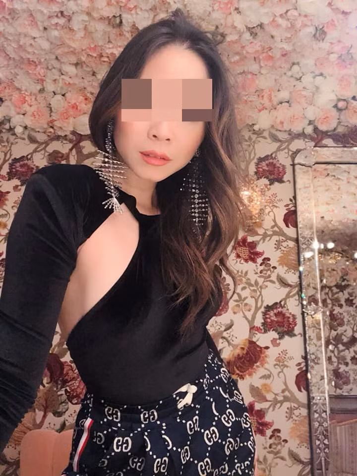 Về nhân thân, Hồng Nhung có một người chị gái hiện đang sống tại châu Âu. Chuyến đi vừa qua của Nhung cũng là để gặp lại người thân của mình.