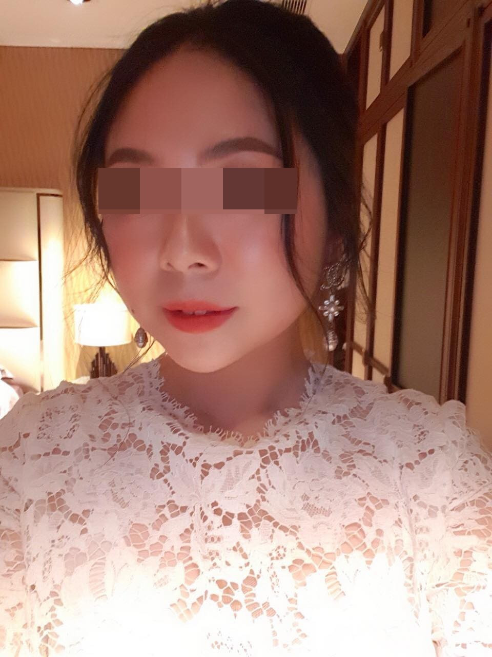 Tối 6/3, thông tin một cô gái sống tại phố Trúc Bạch, Hà Nội có kết quả xét nghiệm dương tính với COVID-19 gây xôn xao dư luận. Rất nhanh sau đó, danh tính của cô gái đã được tìm ra. Đó là Nguyễn Hồng Nhung sinh năm 1993 có hộ khẩu thường trú tại TP HCM.