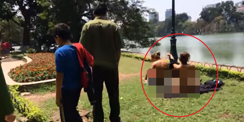 Chưa đầy 1 giờ đăng tải lên mạng xã hội, bức ảnh nhận được 1,5 nghìn lượt thích, hàng chục nghìn chia sẻ và bình luận. Đa số ý kiến cho rằng hành động vô tư diện bikini tắm nắng ở Hồ Gươm của hai du khách nước ngoài rất phản cảm và đáng lên án.