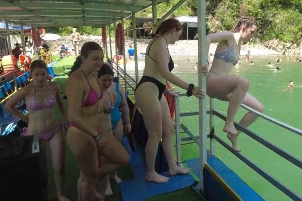 "Khách Tây họ thường mặc bikini để tiện việc nhảy xuống sông hoặc suối tắm. Khi di chuyển trên sông, hoặc đến các địa điểm tham quan họ vẫn mặc trang phục bình thường", Văn Hậu nói.