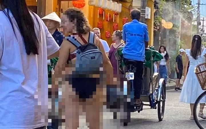 Cách đây chưa lâu, trên mạng xã hội Facebook lan truyền bức ảnh nữ du khách nước ngoài mặc bikini, đeo túi xách, vô tư đi dạo trên tuyến đường thuộc khu phố cổ Hội An.