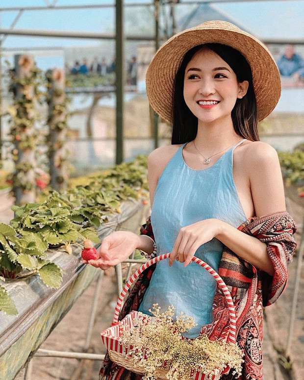 Sau hơn 2 tháng "mất tích" thì mới đây, Vũ Thị Anh Thư đã lần lượt comeback cả trên Facebook lẫn TikTok. Các hình ảnh tươi tắn của gái xinh sinh năm 1998 chia sẻ cho thấy cuộc sống của cô nàng đã gần như trở lại trạng thái bình thường.