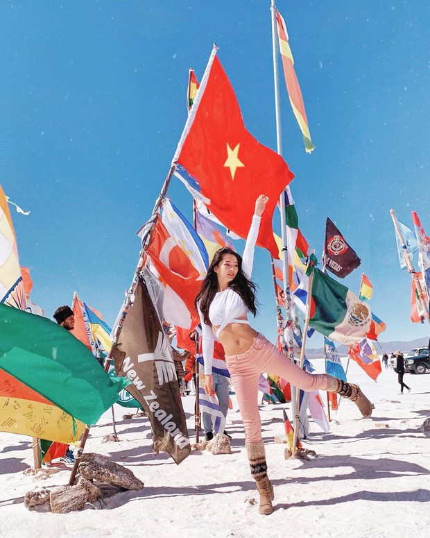 Theo nhiều dân tình để lại bình luận: "Chẳng may lạc vào trang cá nhân của nữ tiếp viên Emirates này ư? Không ổn lắm đâu vì có lẽ bạn sẽ đắm chìm trong sự cuốn hút của cô nàng không thoát ra được".