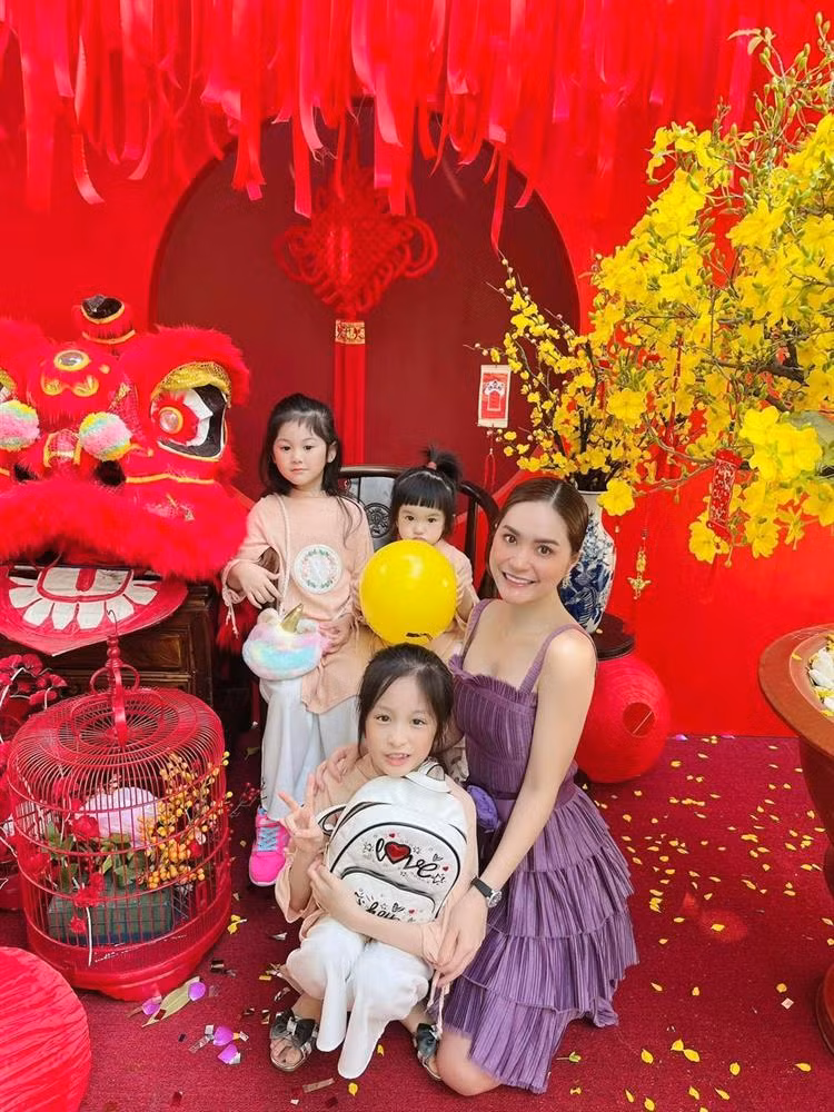 " Nữ đại gia quận 7" Đoàn Di Băng kết hôn với doanh nhân bất động sản tên Nguyễn Quốc Vũ vào năm 2012. Đám cưới của họ khi ấy làm ai cũng tròn mắt vì quá hoành tráng và xa hoa.