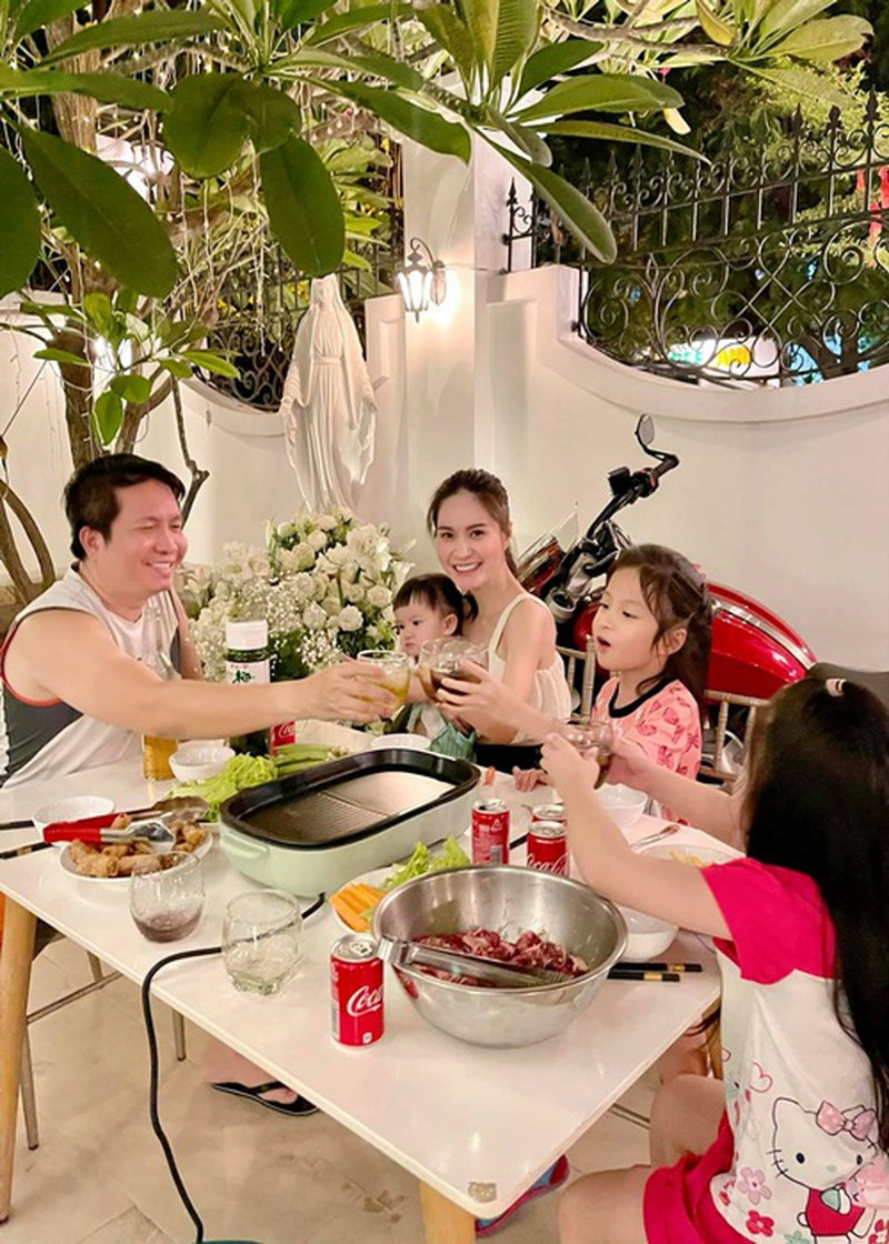 Gạt qua những lùm xùm do antifan gây ra, gia đình Đoàn Di Băng và doanh nhân Quốc Vũ vẫn thường xuyên chia sẻ những bức ảnh hạnh phúc bên nhau.