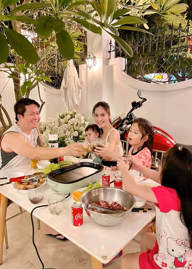 Gạt qua những lùm xùm do antifan gây ra, gia đình Đoàn Di Băng và doanh nhân Quốc Vũ vẫn thường xuyên chia sẻ những bức ảnh hạnh phúc bên nhau.